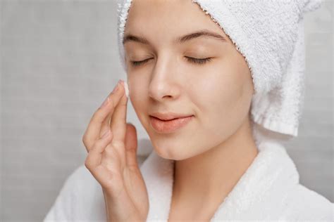 7 Kesalahan Kosmetik Perawatan Wajah yang Bikin Wajahmu Jadi Tua! 7 Kesalahan Kosmetik Perawatan Wajah yang Bikin Wajahmu Jadi Tua!