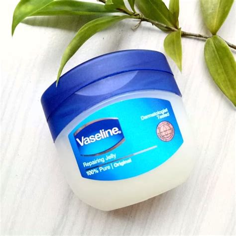 7 Manfaat Mengejutkan Vaseline untuk Rambut yang Wajib Kamu Coba!
