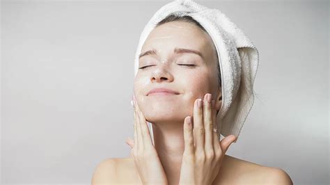 5 Cara Merawat Kulit Glowing Alami, Hasilnya Bikin Pangling! 5 Cara Merawat Kulit Glowing Alami, Hasilnya Bikin Pangling!