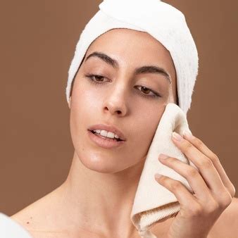 5 Cara Merawat Kulit Glowing Alami, Hasilnya Bikin Pangling! 5 Cara Merawat Kulit Glowing Alami, Hasilnya Bikin Pangling!