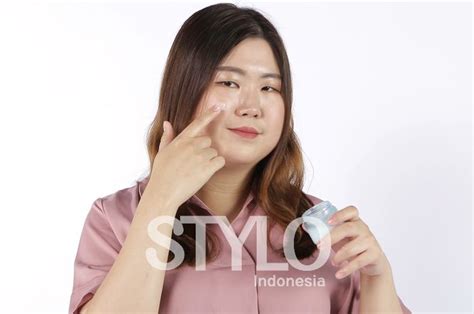 5 Pemutih Wajah Ampuh Atasi Jerawat: Kulit Glowing Bebas Kilap! 5 Pemutih Wajah Ampuh Atasi Jerawat: Kulit Glowing Bebas Kilap!