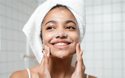 5 Tips Sederhana Atasi Jerawat, Wajah Bercahaya ala Influencer! 5 Tips Sederhana Atasi Jerawat, Wajah Bercahaya ala Influencer!