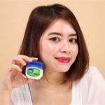 7 Cara Menggunakan Vaseline untuk Membuat Wajah Berhijab Tetap Bright dan Menarik!