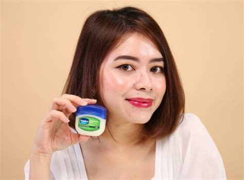 7 Cara Menggunakan Vaseline untuk Membuat Wajah Berhijab Tetap Bright dan Menarik!