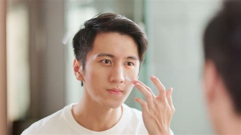7 Facial Laki-Laki Terdekat yang Wajib Kamu Coba (Mulai dari 50 Ribu!) 7 Facial Laki-Laki Terdekat yang Wajib Kamu Coba (Mulai dari 50 Ribu!)