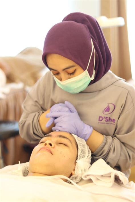 7 Facial Laki-Laki Terdekat yang Wajib Kamu Coba (Mulai dari 50 Ribu!) 7 Facial Laki-Laki Terdekat yang Wajib Kamu Coba (Mulai dari 50 Ribu!)