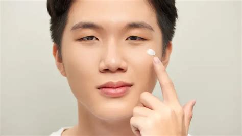 7 Rahasia Wajah Glowing Pria: Cewek-Cewek Pasti Melirik! 7 Rahasia Wajah Glowing Pria: Cewek-Cewek Pasti Melirik!