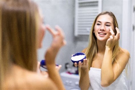 7 Rutinitas Malam Hari untuk Kulit Berjerawat: Bye-Bye Breakout! 7 Rutinitas Malam Hari untuk Kulit Berjerawat: Bye-Bye Breakout!