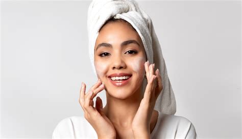 7 Rutinitas Malam Hari untuk Kulit Berjerawat: Bye-Bye Breakout! 7 Rutinitas Malam Hari untuk Kulit Berjerawat: Bye-Bye Breakout!
