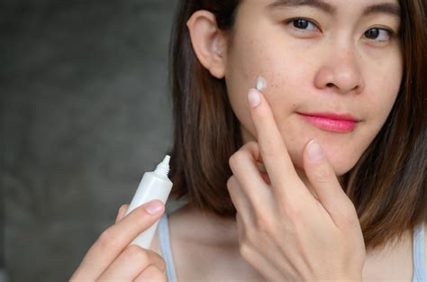 7 Rutinitas Malam Hari untuk Kulit Berjerawat: Bye-Bye Breakout! 7 Rutinitas Malam Hari untuk Kulit Berjerawat: Bye-Bye Breakout!