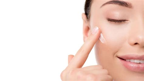 7 Rutinitas Malam Hari untuk Kulit Berjerawat: Bye-Bye Breakout! 7 Rutinitas Malam Hari untuk Kulit Berjerawat: Bye-Bye Breakout!