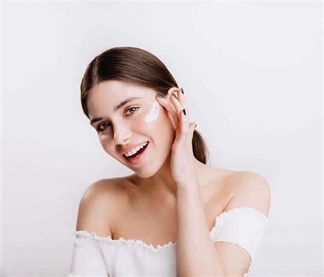 3 Skincare Bagus Bikin Wajah Glowing and Cerah Alaminya! 3 Skincare Bagus Bikin Wajah Glowing and Cerah Alaminya!